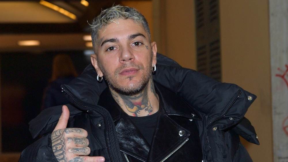 Emis Killa indagato per “Doppia Curva”, il rapper rinuncia a Sanremo 2025