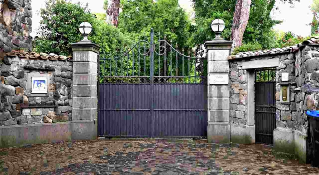 Il cancello di accesso a Villa Grande, sulla Appia Antica, Roma