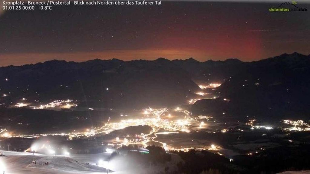 L'aurora boreale vista da Plan de Corones, l'immagine è stata postata dal meteorologo della Provinci