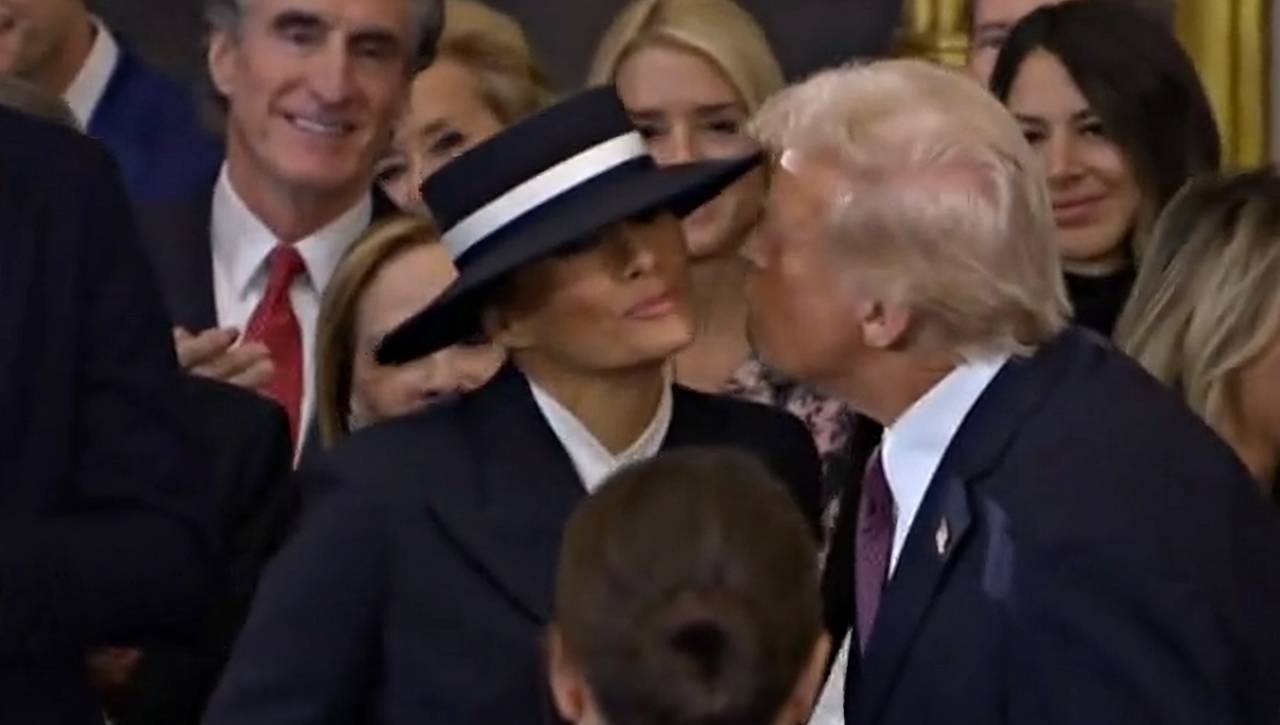 Il cappello a tesa larga di Melania blocca il bacio di Trump