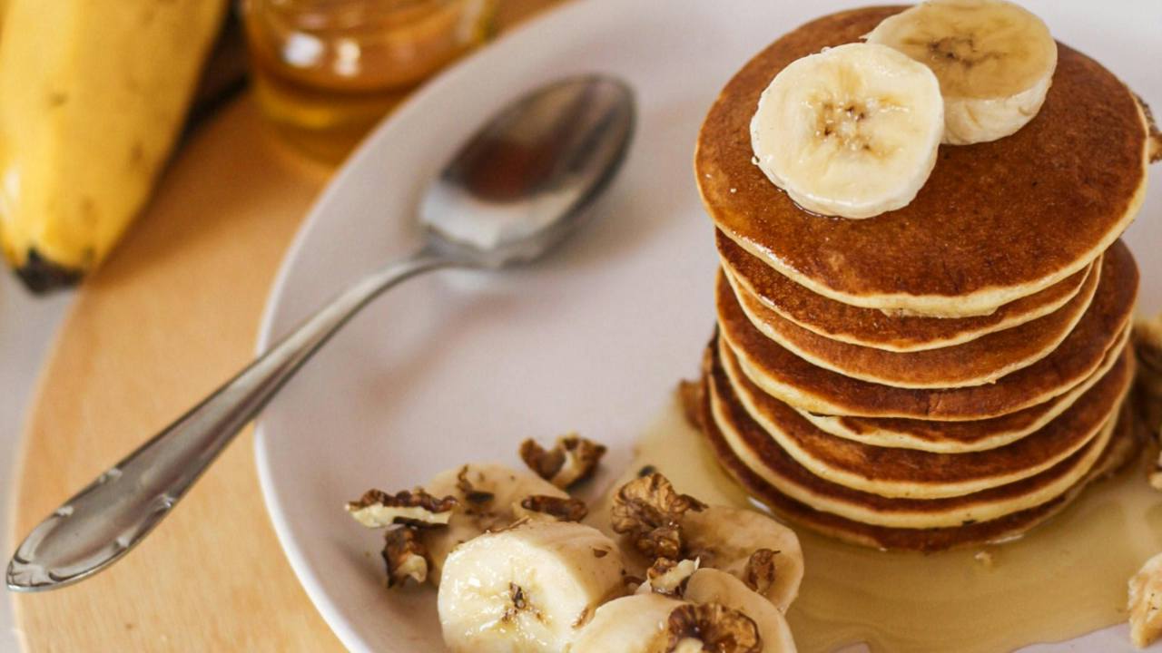 Pancake a colazione: la ricetta senza burro e uova | Così si possono mangiare anche tutti i giorni