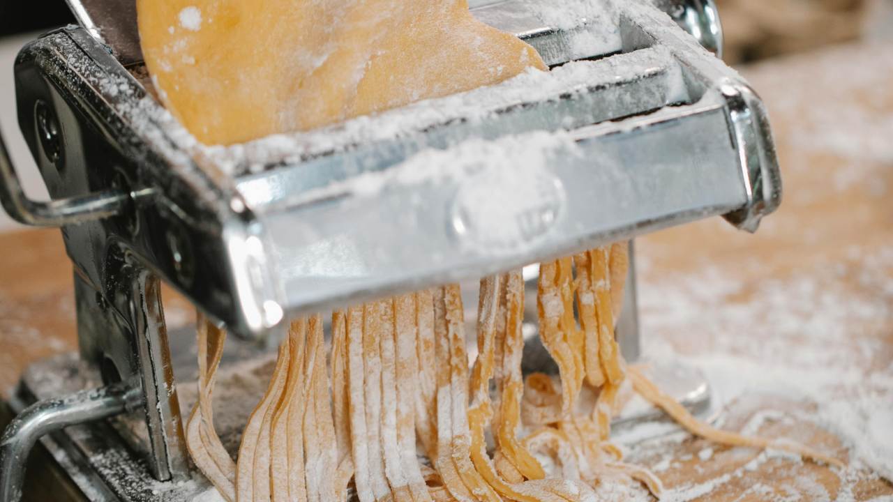 Pasta fatta in casa: la ricetta con soli due ingredienti | Così buona come quella che ordini al ristorante