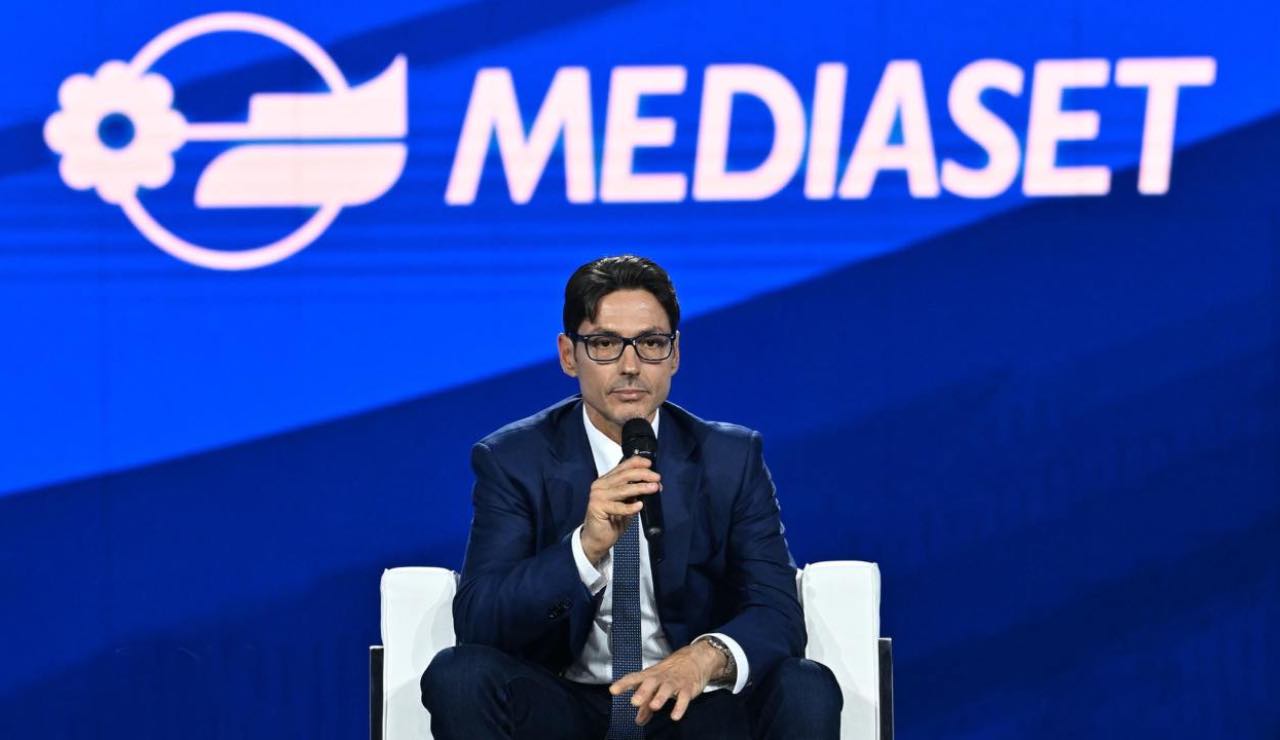 Mediaset, grande preoccupazione per lo storico volto: “Non sta bene” | Le sue attuali condizioni