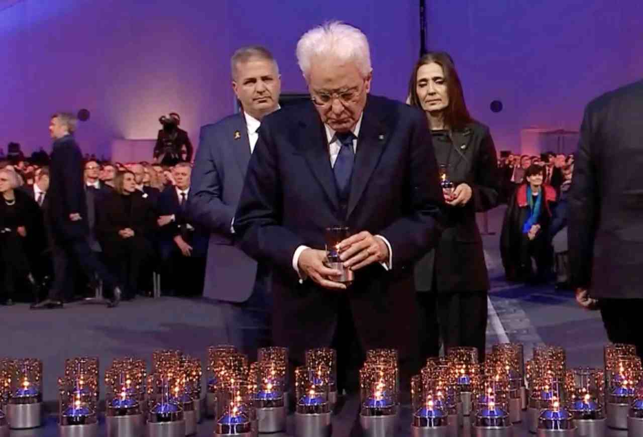 L’omaggio di Mattarella e degli altri leader 80 anni dopo Auschwitz