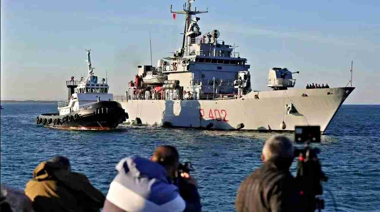 La nave della Marina Militare ‘Cassiopea’ arriva a Shengjin: 49 migranti sbarcano in Albania