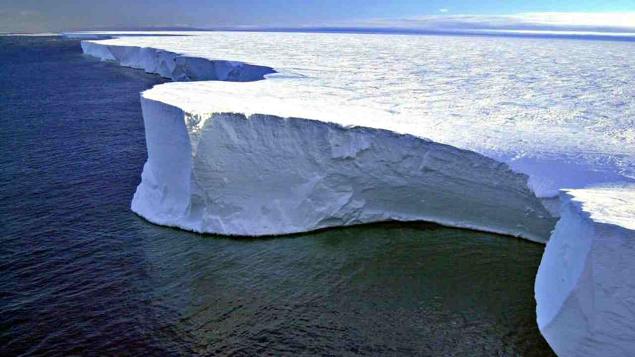 Il più grande iceberg del mondo ha cambiato rotta. Ecco i possibili rischi