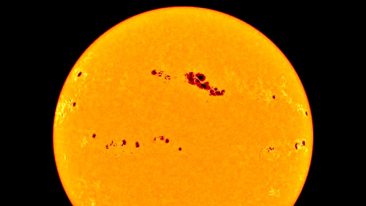 Nuova macchia solare AR 3964: dimensioni giganti e rischi per la Terra