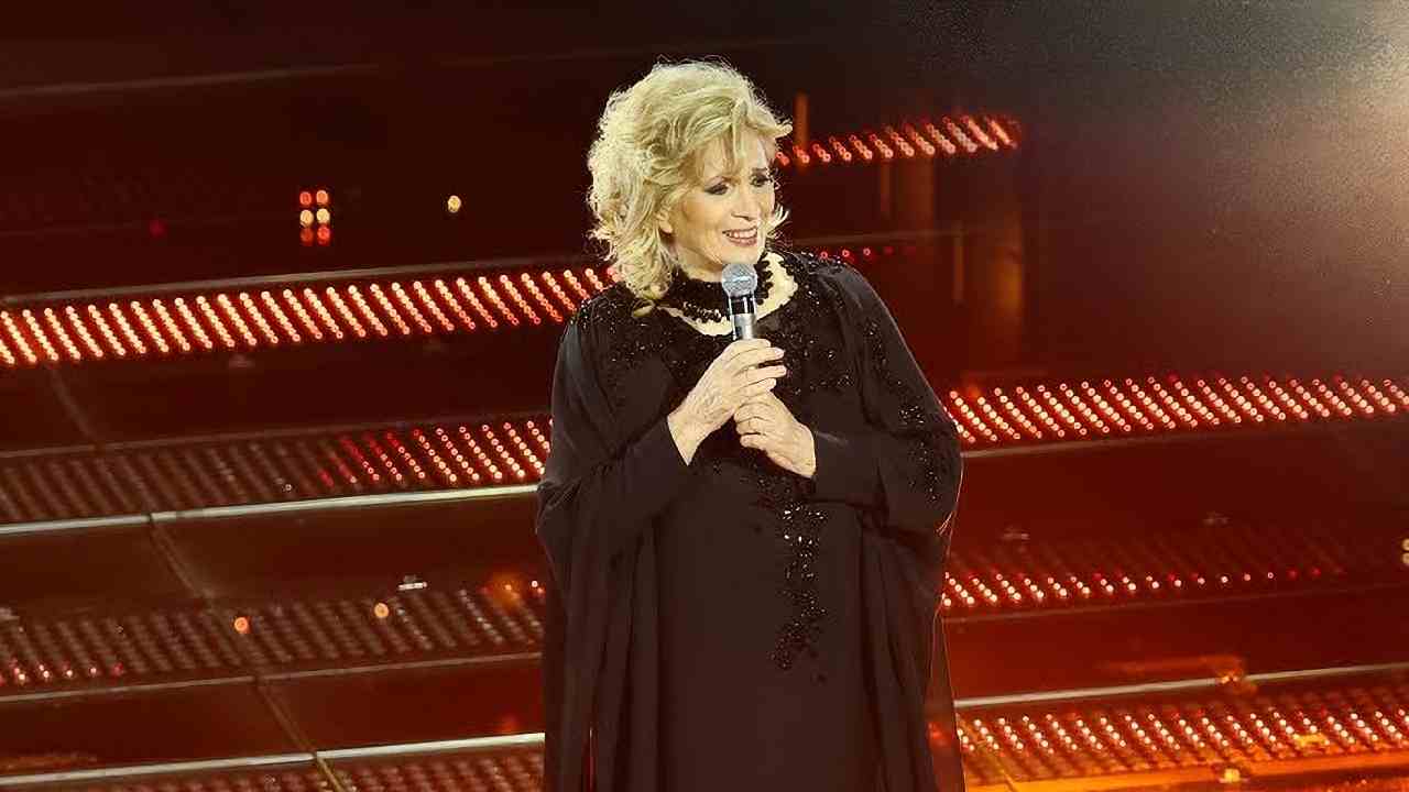 Sanremo, medley di Iva Zanicchi. Poi riceve il Premio alla carriera