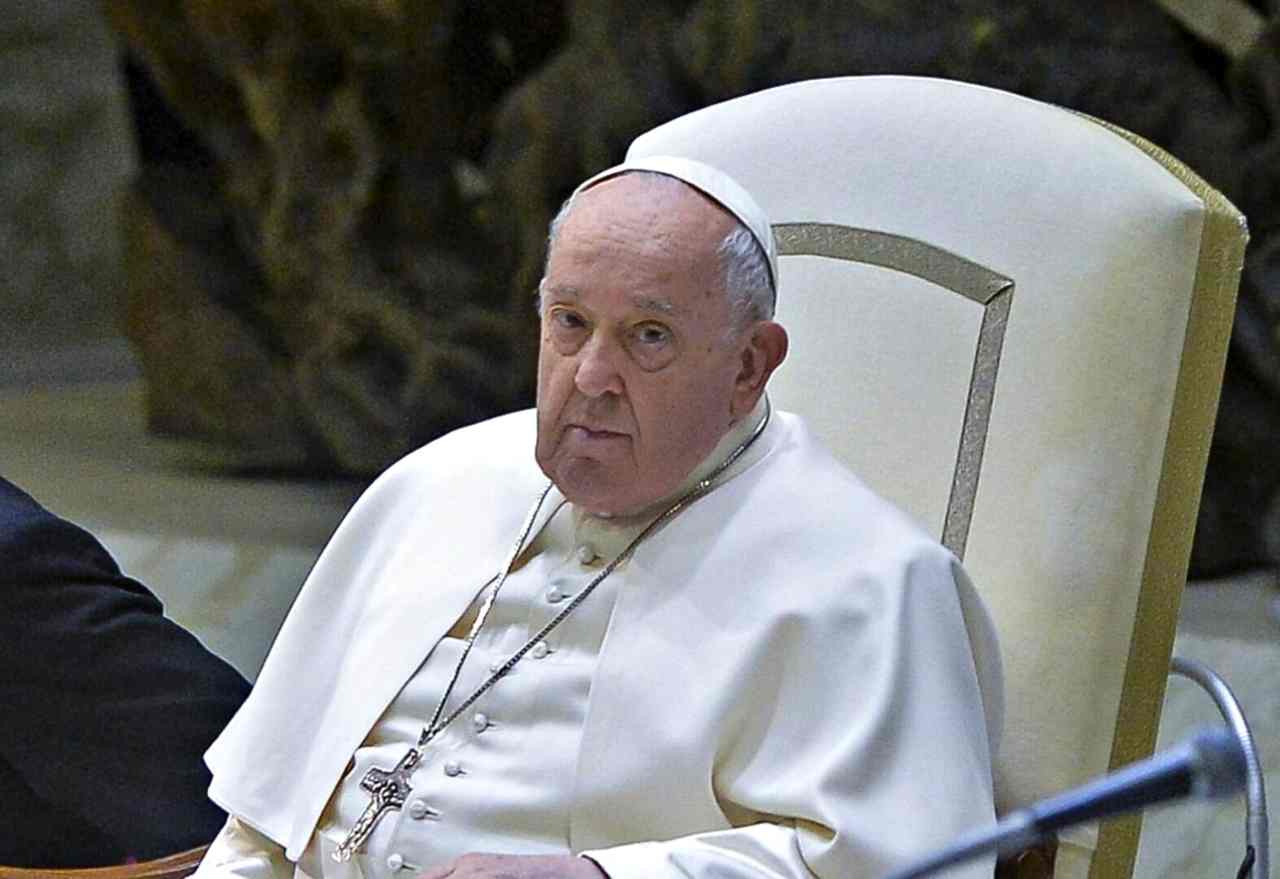 Il Papa ha la polmonite bilaterale, “quadro complesso”. Ulteriore terapia farmacologica