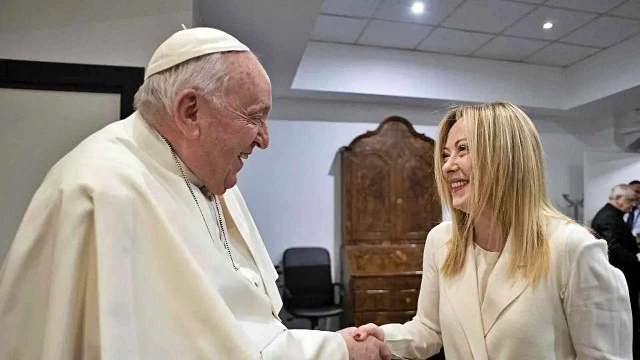 Lieve miglioramento degli indici infiammatori,  Meloni fa visita al Papa al Gemelli