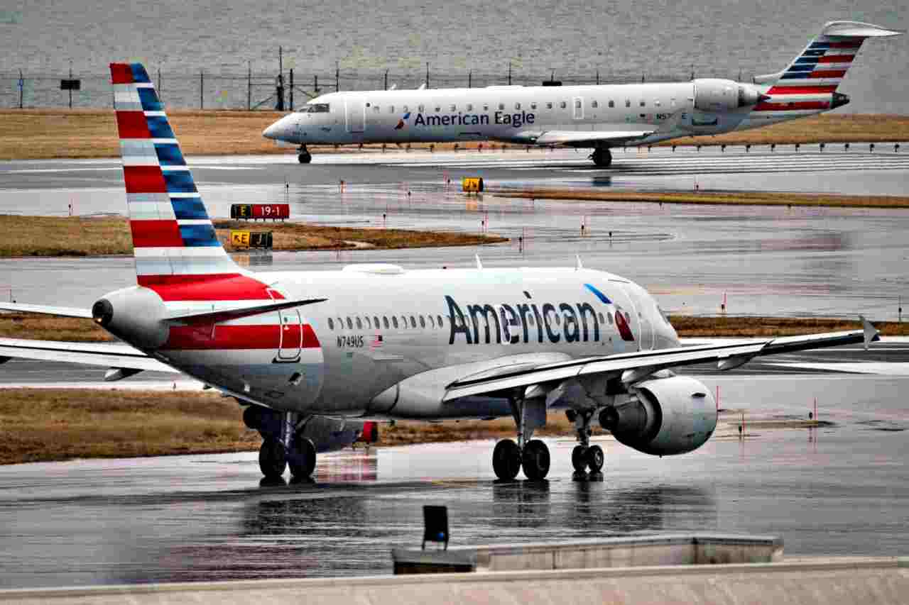 Allarme bomba su un volo American Airlines: atterraggio a Fiumicino, controlli negativi