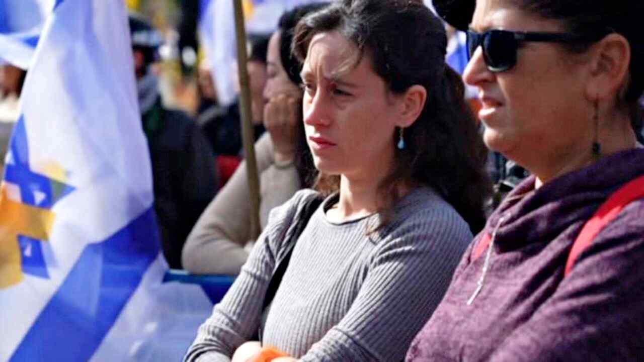 Tel Aviv, la folla in lacrime per la riconsegna degli ostaggi morti