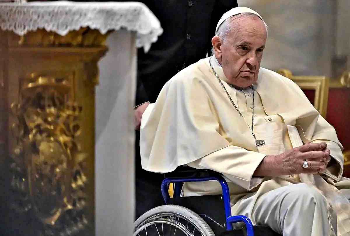 Le condizioni di Papa Francesco restano critiche: ora insorge anche una lieve insufficienza renale