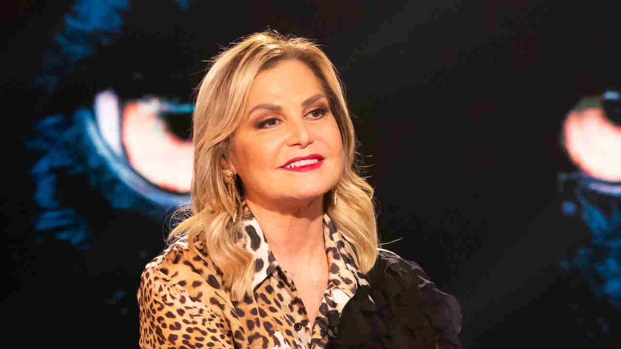 ULTIM’ORA – “PRESENTA SIMONA VENTURA”: clamoroso in Mediaset | La sostituzione è arrivata come un tuono